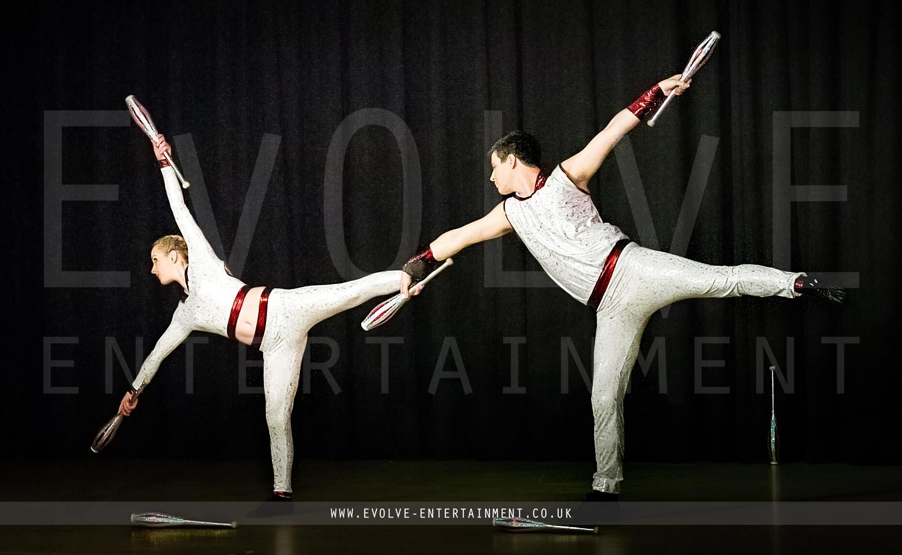 Acrobatic-Juggling-Duo-4