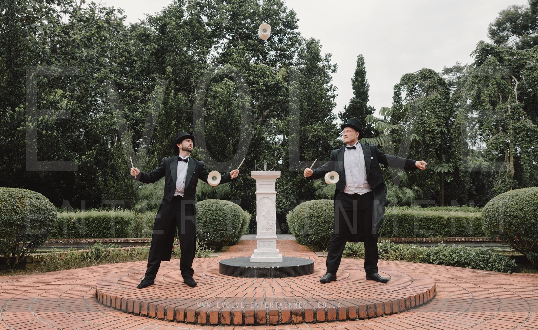Juggling Gentlemen Duo 5