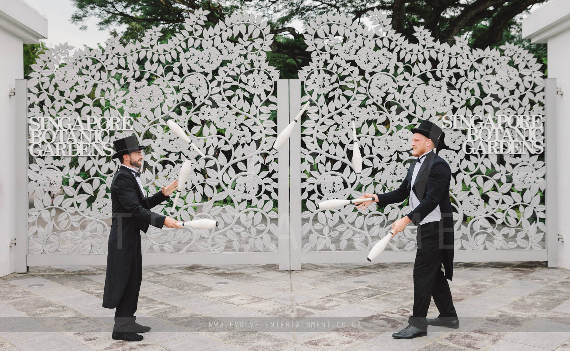 Juggling Gentlemen Duo 7