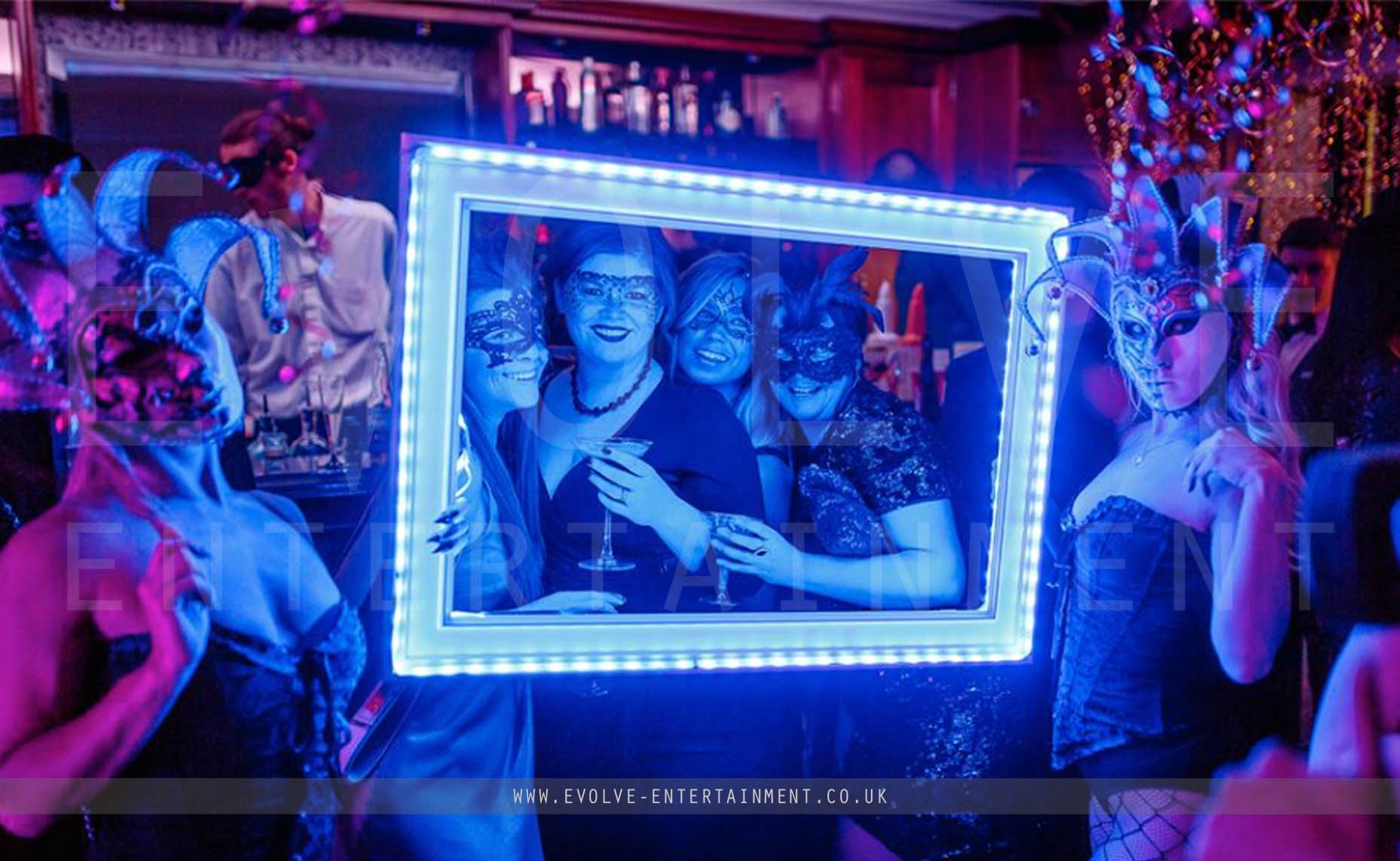 LED-Walkabout Frames Masquerade