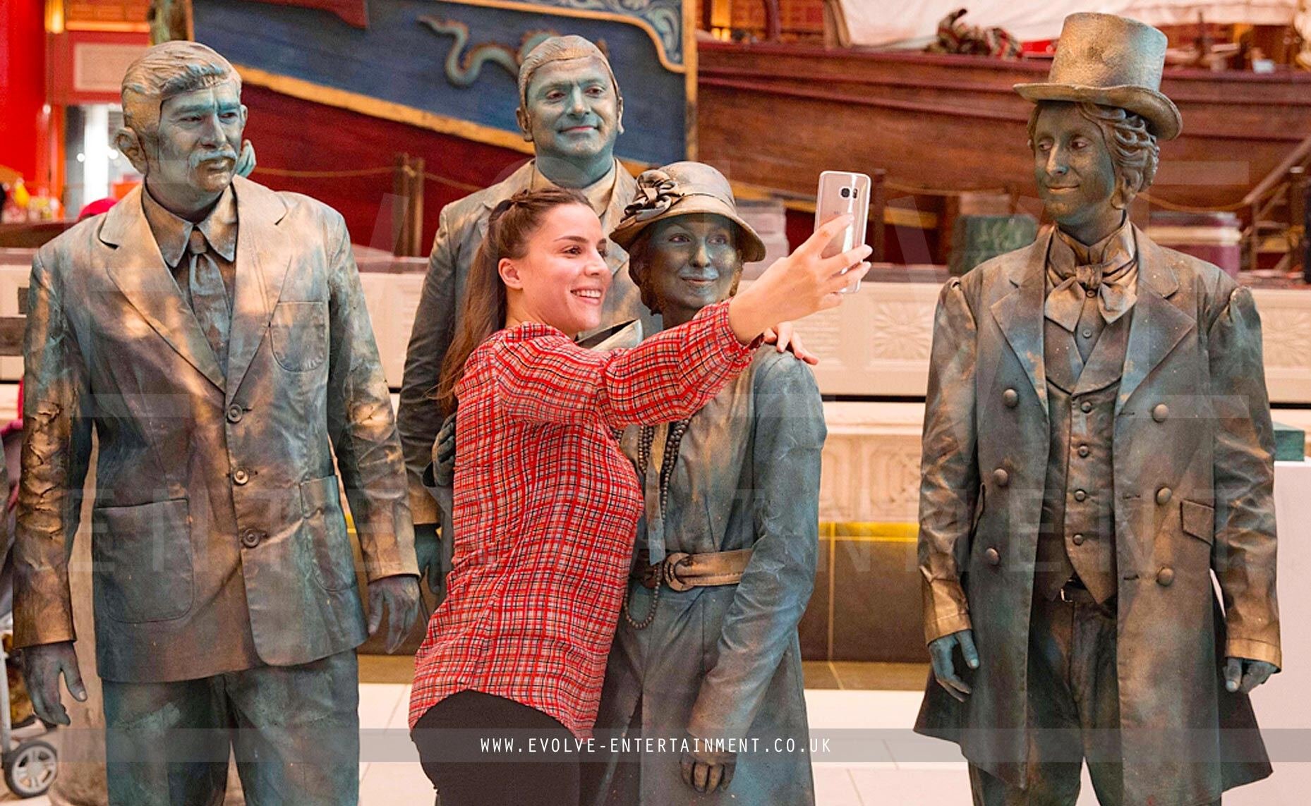 Singing-Statues-2