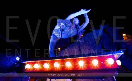 The Greatest Showman Hand-Balance 1