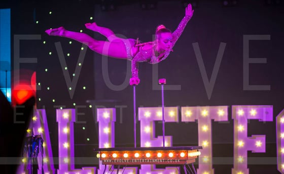 The Greatest Showman Hand-Balance 3