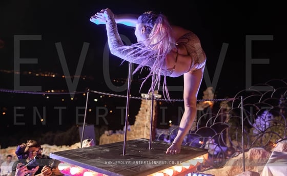 The Greatest Showman Hand-Balance 5