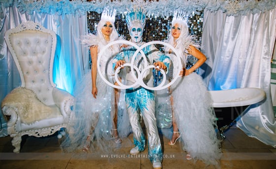 juggler and winter hostesses - 3